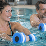 Bewegung im Wasser macht gemeinsam besonders viel Spaß: Bei der Aquafitness-Nacht am 7. November im Hallenbad Reinhardshagen/Vaake stehen fünf abwechslungsreiche Trainingsprogramme mit Musik auf dem Programm. Foto: KI-generiert