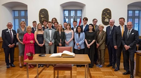 Hinterließen klare Worte für Demokratie im Goldenen Buch der Stadt Heilbronn: Preisträgerin Dr. Brigitte Mohn (3.v.l.) mit ihrer Laudatorin Janna Ensthaler (2.v.l.) sowie die jungen Vertreter des Vereins DemokraTeaTime (Mitte) mit ihrem Laudator Ralph Caspers (5.v.r.). Empfangen wurden sie von Erstem Bürgermeister Martin Diepgen (3.v.r.) und Bürgermeisterin Agnes Christner (4.v.r.) im Großen Ratssaal im Rathaus. Foto: Stadtarchiv Heilbronn.