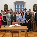 Hinterließen klare Worte für Demokratie im Goldenen Buch der Stadt Heilbronn: Preisträgerin Dr. Brigitte Mohn (3.v.l.) mit ihrer Laudatorin Janna Ensthaler (2.v.l.) sowie die jungen Vertreter des Vereins DemokraTeaTime (Mitte) mit ihrem Laudator Ralph Caspers (5.v.r.). Empfangen wurden sie von Erstem Bürgermeister Martin Diepgen (3.v.r.) und Bürgermeisterin Agnes Christner (4.v.r.) im Großen Ratssaal im Rathaus. Foto: Stadtarchiv Heilbronn.