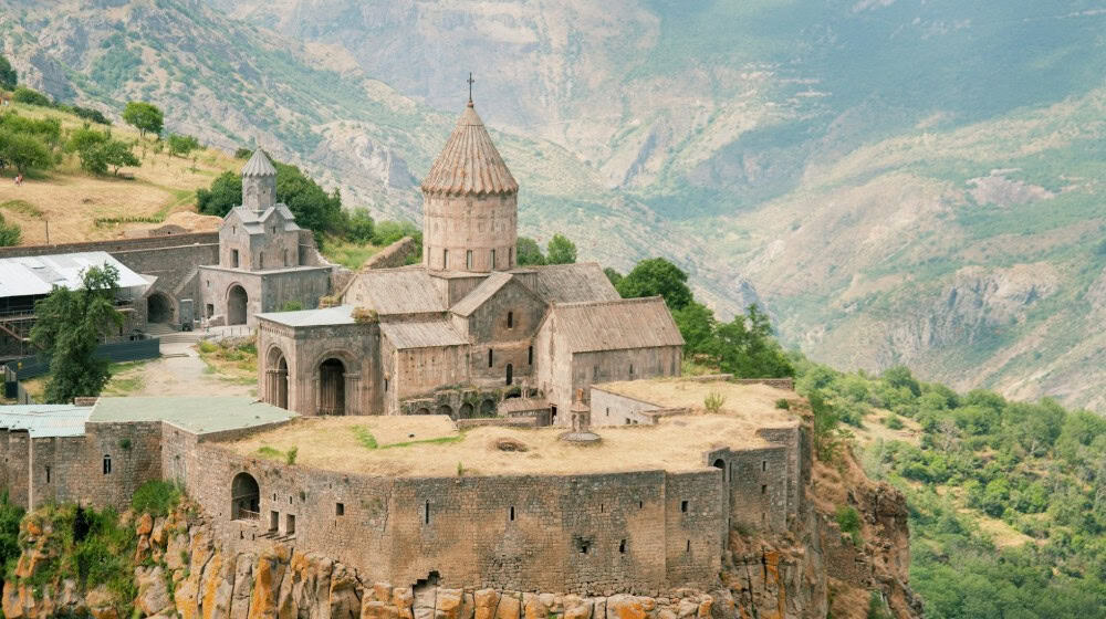 Das Kloster Tatev thront hoch über den Bergen Armeniens – wie Khor Virap und andere Klöster des Landes erzählt auch dieser Ort von Jahrhunderten christlicher Geschichte. / Foto: Evgeny Matveev auf unsplash.com