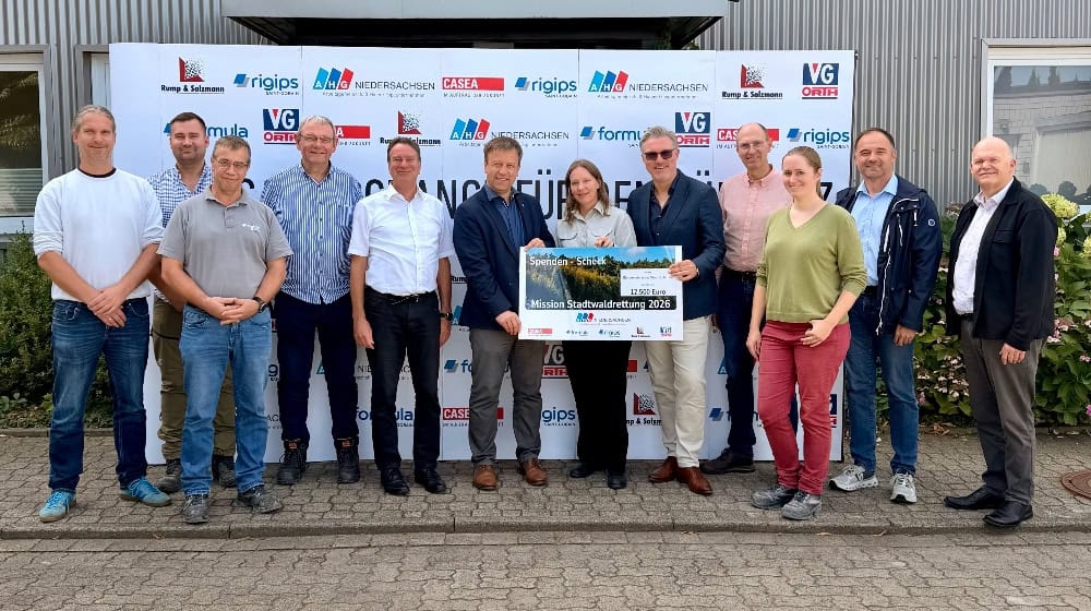 (v.l.n.r.) Matthias Andreß (Saint-Gobain Formular), Simon Bialek (Rump&Salzmann), Andreas Bosch (Saint-Gobain Rigips), Uwe Schridde (Rump&Salzmann), Hans-Jörg Kersten (BV Gips), Bürgermeister Jens Augat (Stadt Osterode), Rebecca Rathmann (Stadt Osterode am Harz), Carsten Ketteler (VG-ORTH), Uwe Breyer (Stadt Osterode am Harz), Jana Betram (Saint-Gobain Rigips), Elmar Zimmer (CASEA), Andreas Feist (VG-ORTH) . Foto Stadt Osterode 
