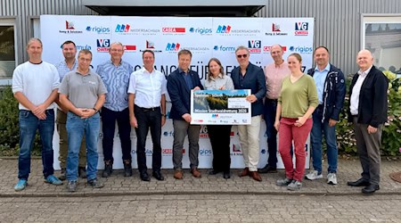 (v.l.n.r.) Matthias Andreß (Saint-Gobain Formular), Simon Bialek (Rump&Salzmann), Andreas Bosch (Saint-Gobain Rigips), Uwe Schridde (Rump&Salzmann), Hans-Jörg Kersten (BV Gips), Bürgermeister Jens Augat (Stadt Osterode), Rebecca Rathmann (Stadt Osterode am Harz), Carsten Ketteler (VG-ORTH), Uwe Breyer (Stadt Osterode am Harz), Jana Betram (Saint-Gobain Rigips), Elmar Zimmer (CASEA), Andreas Feist (VG-ORTH) . Foto Stadt Osterode 