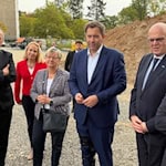 Vizekanzler Lars Klingbeil (Mitte) mit Gastgeber Vorstandssprecher der Medizinischen Fakultät der UMG, Prof. Dr. Wolfgang Brück (rechts) sowie Frauke Heiligenstadt, Carola Margraf und Fritz Güntzler. Fotos Bernard Marks 