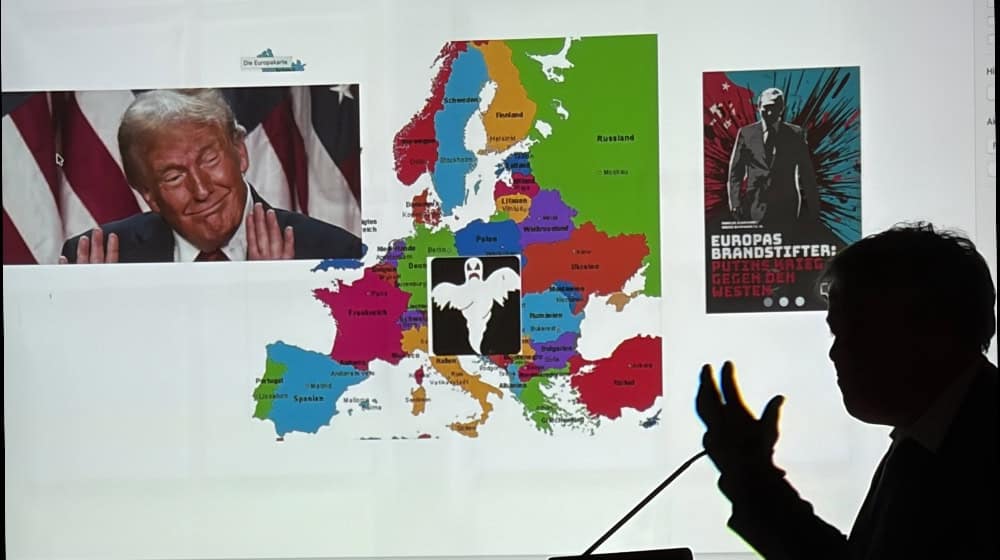 Marcus Bensmann bei während seines Vortrages im Nachbarschaftszentrum Holtensener Berg. Fotos Marks