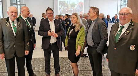 Thorsten Feike (Mitte) verabschiedet such aus dem Amt des Duderstädter Bürgermeisters (ny)