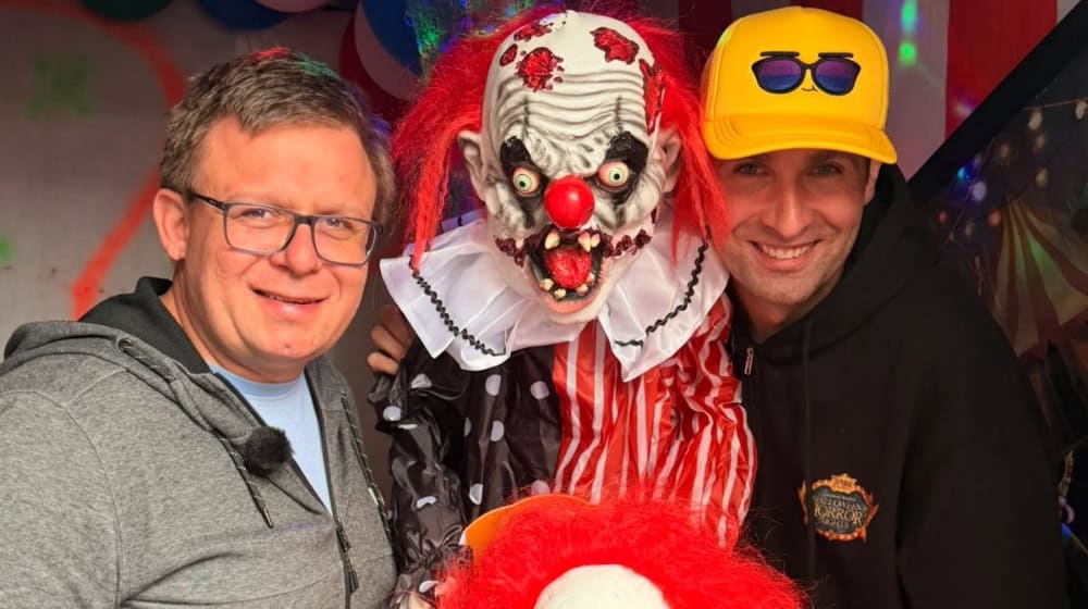 Steven Nofz und Dominic Nohl verwandeln ihr Zuhause zu Halloween wieder in ein schauriges Spektakel. Fotos: AP