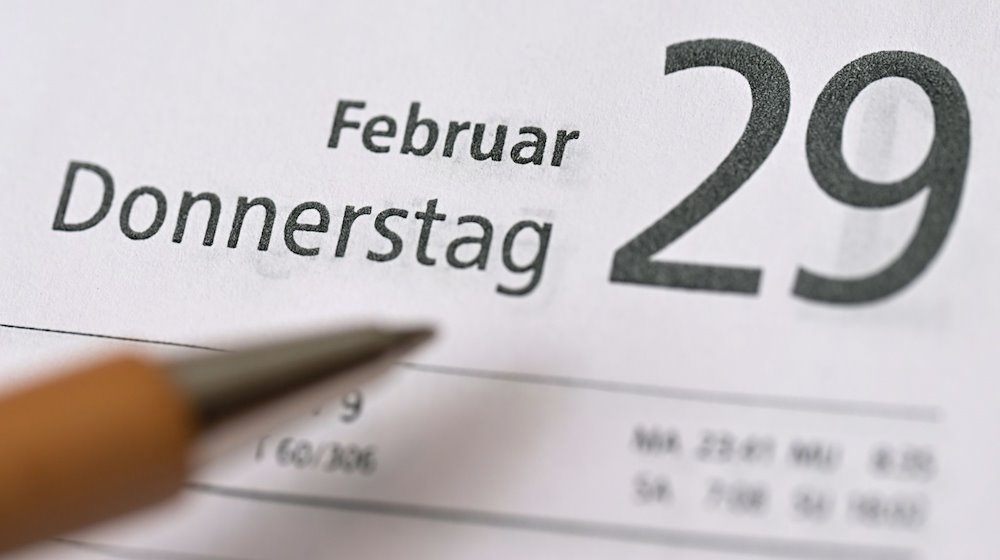 Auf einem Kalenderblatt steht das Datum Donnerstag 29. Februar 2024. / Foto: Bernd Weißbrod/dpa