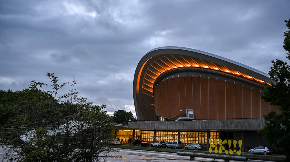 Das Haus der Kulturen der Welt am Abend in der Dämmerung. / Foto: Jens Kalaene/dpa