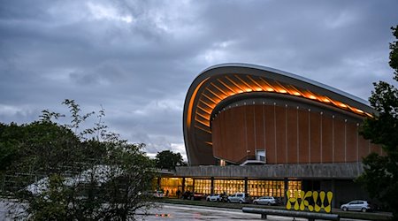 Das Haus der Kulturen der Welt am Abend in der Dämmerung. / Foto: Jens Kalaene/dpa