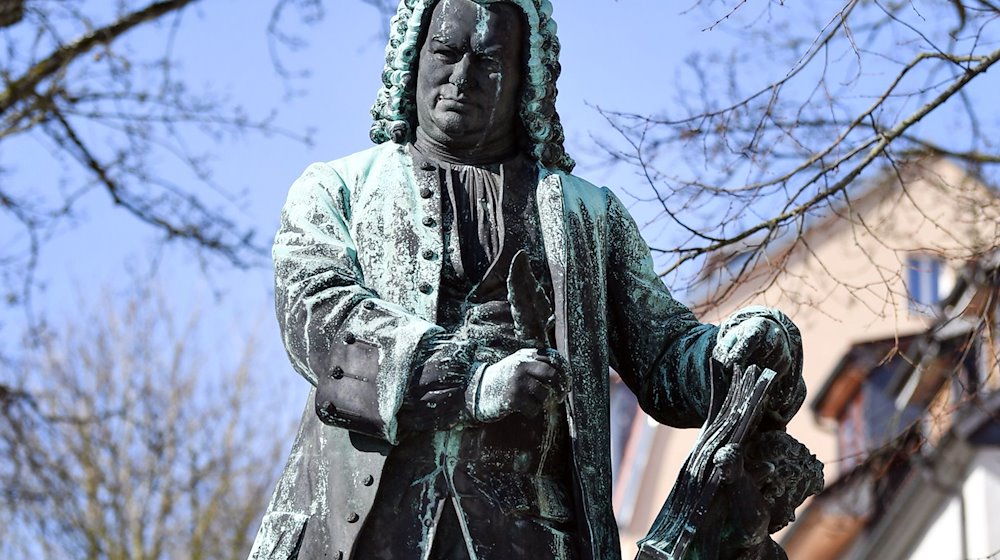 Das Denkmal von Johann Sebastian Bach vor dem Bachhaus. / Foto: Jens Kalaene/dpa/Archivbild