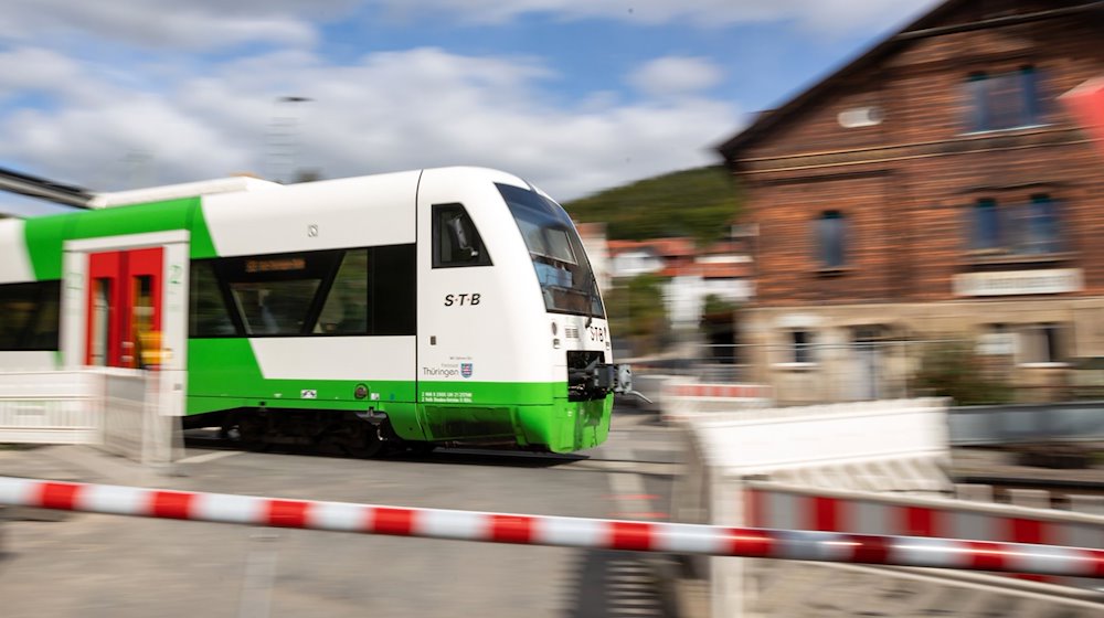 Ein Triebwagen der Süd-Thüringen-Bahn fährt an einer Baustelle vorbei. / Foto: Michael Reichel/dpa-Zentralbild/dpa/Symbolbild