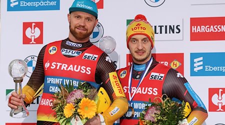 Toni Eggert (l) und Sascha Benecken stehen nach einem Rennen auf dem Podium. / Foto: Friso Gentsch/dpa