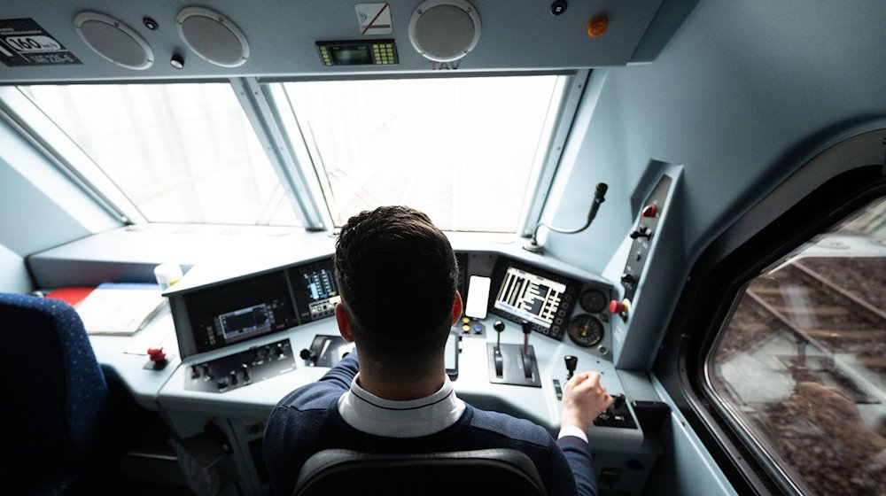 Philipp Schulz, Triebfahrzeugführer, sitzt am Hauptbahnhof Dresden in einem Triebwagen der Deutschen Bahn. / Foto: Sebastian Kahnert/dpa