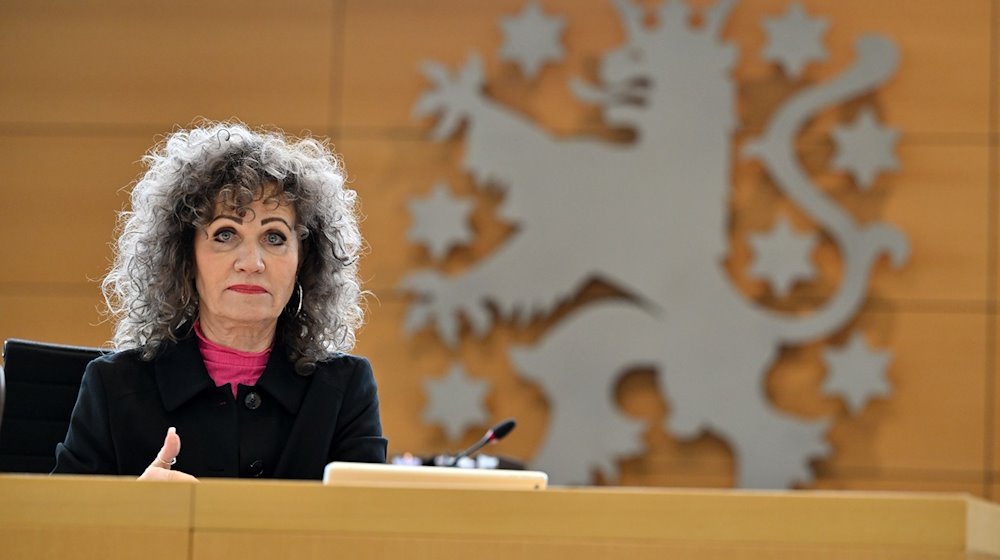 Birgit Pommer, Landtagspräsidentin, sitzt im Plenarsaal des Thüringer Landtags. / Foto: Martin Schutt/dpa