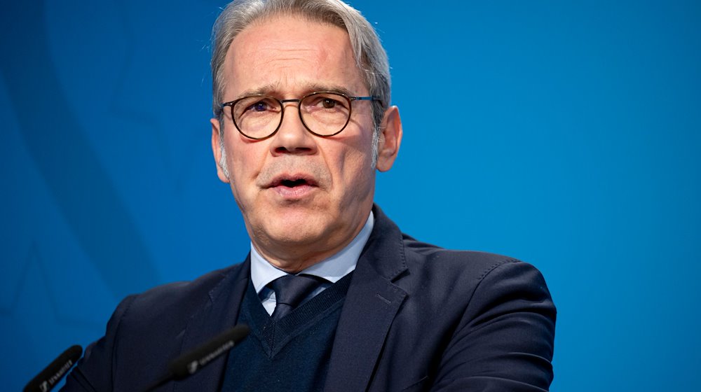 Georg Maier (SPD), Thüringer Minister für Inneres und Kommunales, spricht in der Pressekonferenz. / Foto: Jacob Schröter/dpa