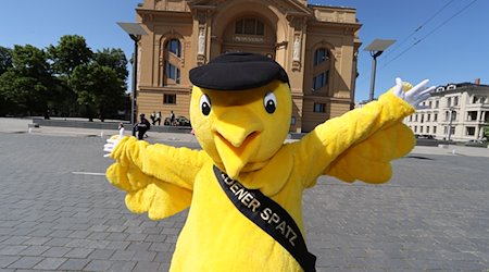 Das Maskottchen "Goldener Spatz" posiert vor dem Theater bei der Eröffnung des 31. Deutschen Kinder-Medien-Festivals "Goldener Spatz". / Foto: Bodo Schackow/dpa