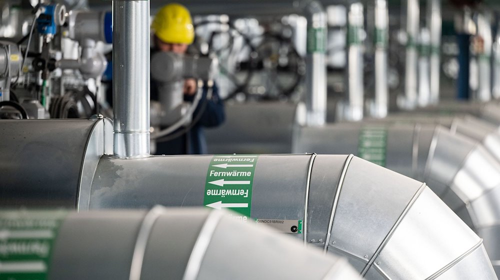 Ein Mitarbeiter einer Energiefirma kontrolliert die Fernwärmeverteilerstation eines Heizkraftwerks. / Foto: Marijan Murat/dpa/Symbolbild