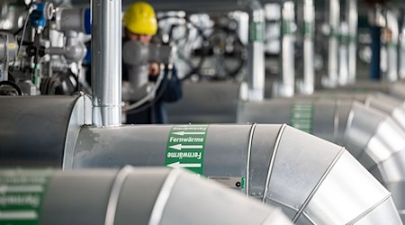 Ein Mitarbeiter einer Energiefirma kontrolliert die Fernwärmeverteilerstation eines Heizkraftwerks. / Foto: Marijan Murat/dpa/Symbolbild