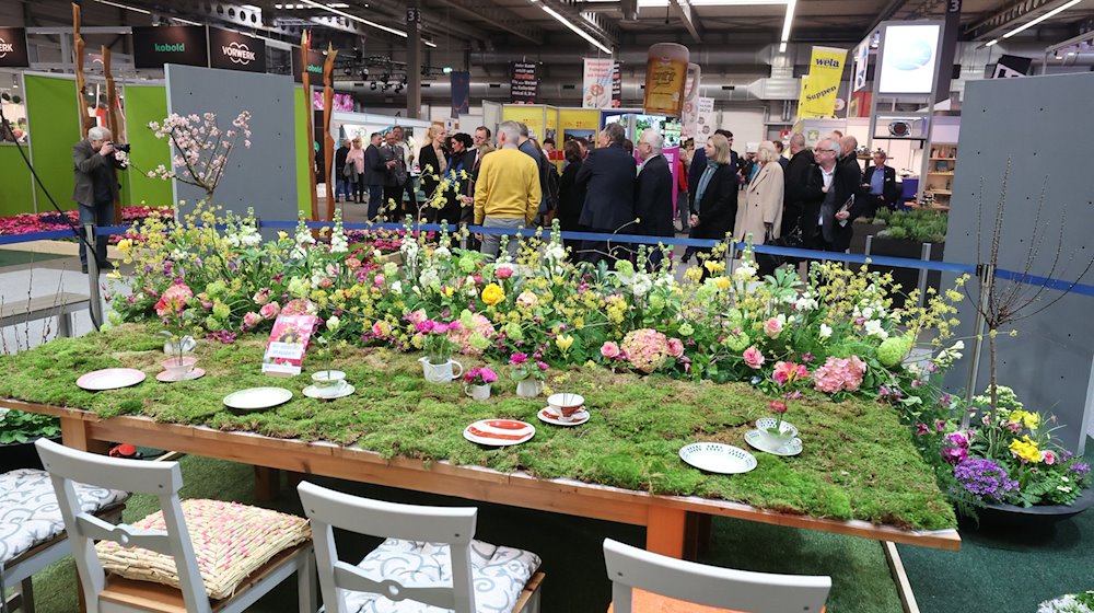 Eine bunte Blumentafel steht im Bereich der Sonderschau der diesjährigen Thüringen-Ausstellung mit dem Titel «Thüringen – Das Land der Parks & Gärten». / Foto: Bodo Schackow/dpa