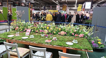 Eine bunte Blumentafel steht im Bereich der Sonderschau der diesjährigen Thüringen-Ausstellung mit dem Titel «Thüringen – Das Land der Parks & Gärten». / Foto: Bodo Schackow/dpa