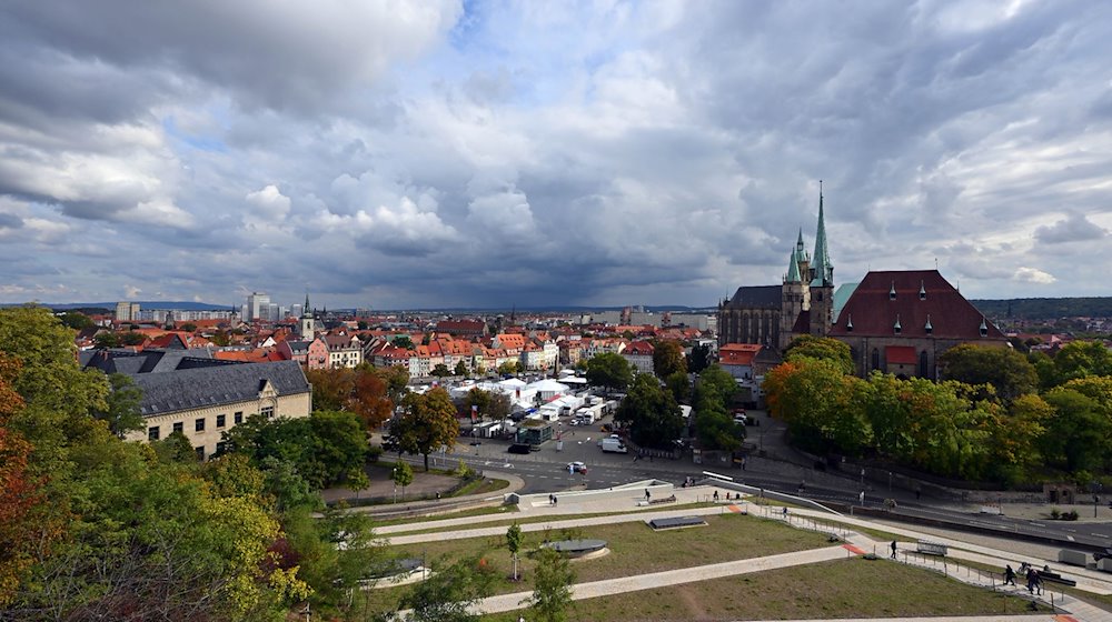 Wolken ziehen über den Domplatz mit Mariendom und Seberikirche. / Foto: Martin Schutt/dpa