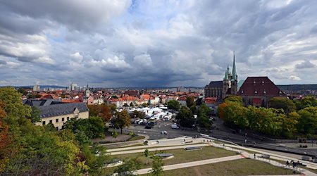 Wolken ziehen über den Domplatz mit Mariendom und Seberikirche. / Foto: Martin Schutt/dpa