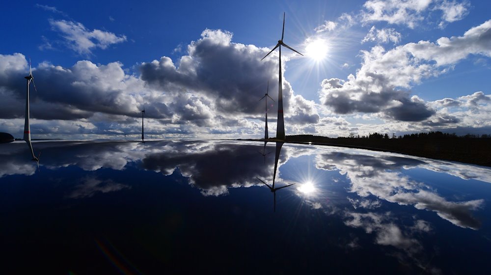 Sonne, Wolken und Windräder spiegeln sich auf einem Autodach am Grünen Band, der ehemaligen innerdeutschen Grenze. / Foto: Martin Schutt/dpa-Zentralbild/dpa/Archivbild