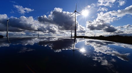 Sonne, Wolken und Windräder spiegeln sich auf einem Autodach am Grünen Band, der ehemaligen innerdeutschen Grenze. / Foto: Martin Schutt/dpa-Zentralbild/dpa/Archivbild