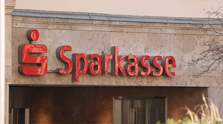 Der Schriftzug "Sparkasse" steht am Hauptgebäude der Sparkasse Gera-Greiz. / Foto: Bodo Schackow/dpa-zentralbild/dpa
