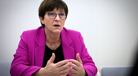 Die SPD-Vorsitzende Saskia Esken bei einem Interview mit der Deutschen Presse-Agentur. / Foto: Bernd von Jutrczenka/dpa