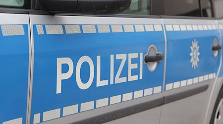 Schriftzug "Polizei" an einem Dienstauto der Thüringer Polizei. / Foto: Bodo Schackow/dpa
