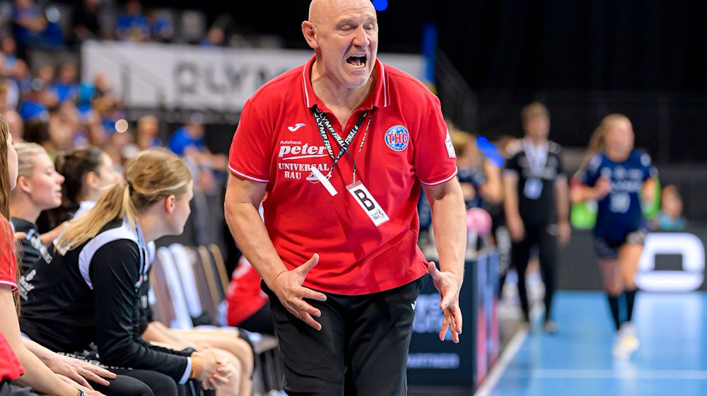 Herbert Müller, Trainer vom Thüringer HC, agiert an der Seitenlinie. / Foto: Marco Wolf/dpa