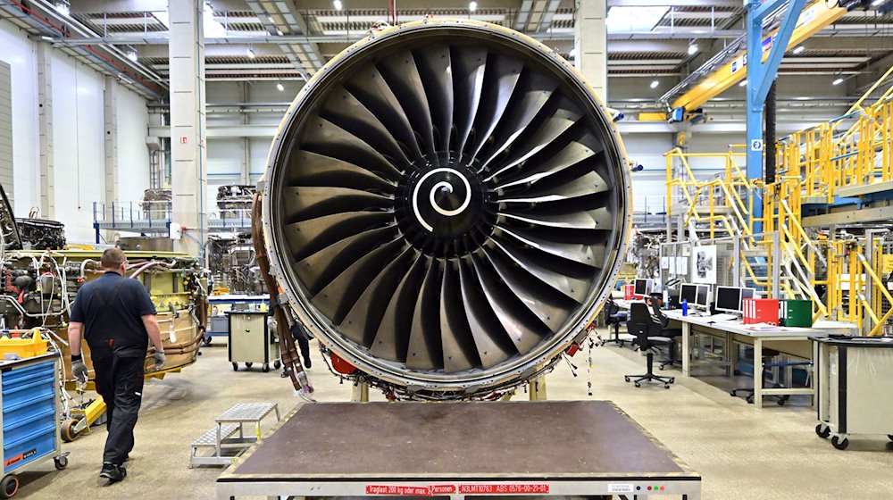 Ein Rolls-Royce Trent 700 Triebwerk für den Airbus A330 steht in einer Werkhalle der N3 Engine Overhaul Services GmbH. / Foto: Martin Schutt/dpa