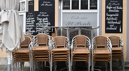 Die Stühle und Tische für den Außenbereich eines Restaurants sind übereinander gestapelt. / Foto: Martin Schutt/dpa-Zentralbild/dpa/Symbolbild