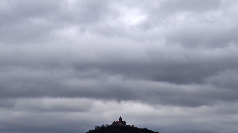 Dichte Wolken ziehen am Himmel über die Wachsenburg. / Foto: Martin Schutt/dpa-Zentralbild/dpa/Symbolbild