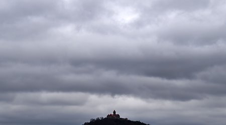 Dichte Wolken ziehen am Himmel über die Wachsenburg. / Foto: Martin Schutt/dpa-Zentralbild/dpa/Symbolbild