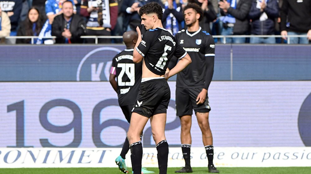 Die Magdeburger (l-r) Amara Conde, Daniel Elfadli und Jamie Lawrence nach der 7:0 Niederlage. / Foto: Uli Deck/dpa