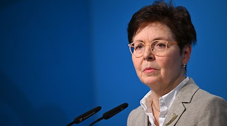 Heike Taubert (SPD), Finanzministerin von Thüringen, spricht während einer Pressekonferenz zu Journalisten. / Foto: Martin Schutt/dpa