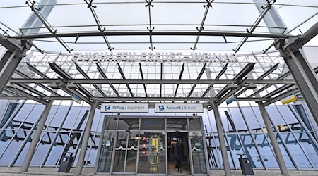 Der Haupteingang zum Flughafen Erfurt-Weimar. / Foto: Martin Schutt/dpa-Zentralbild/dpa