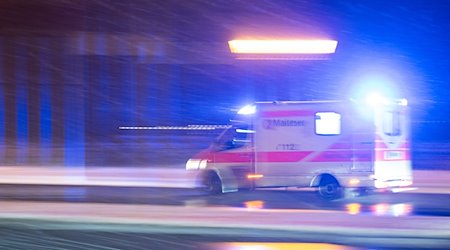Ein Krankenwagen fährt über eine Straße. (zu dpa: «Zwei Verletzte nach Unfall in Mülsen») / Foto: Sebastian Gollnow/dpa/Symbolbild