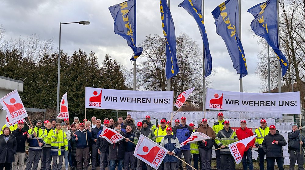 Vertreter der Kautschuk-Gewerkschaft IGBCE und Mitarbeiter vom Reifenwerk der Goodyear Dunlop Tires GmbH protestieren für den Erhalt des Werkes in Fürstenwalde. / Foto: Patrick Pleul/dpa