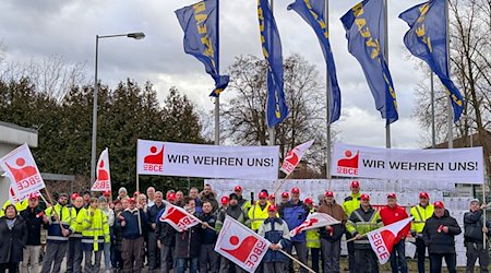 Vertreter der Kautschuk-Gewerkschaft IGBCE und Mitarbeiter vom Reifenwerk der Goodyear Dunlop Tires GmbH protestieren für den Erhalt des Werkes in Fürstenwalde. / Foto: Patrick Pleul/dpa