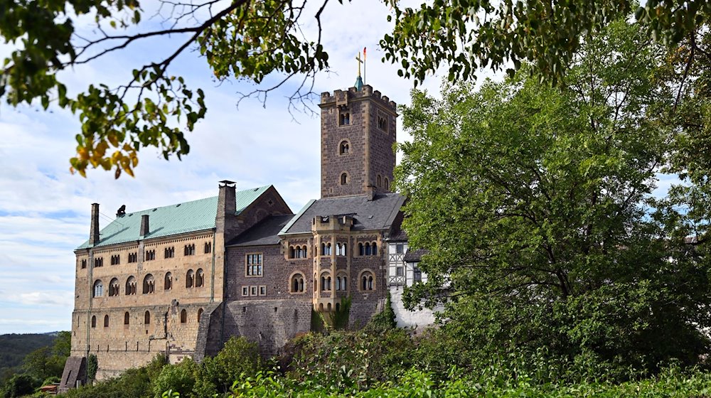 Sonne scheint über der Wartburg. / Foto: Martin Schutt/dpa/Archivbild