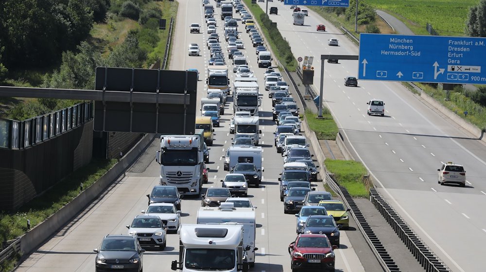 Auf insgesamt elf Kilometer staut sich der Verkehr auf der Autobahn 9 in Fahrtrichtung Berlin am Hermsdorfer Kreuz. / Foto: Bodo Schackow/dpa-Zentralbild/dpa