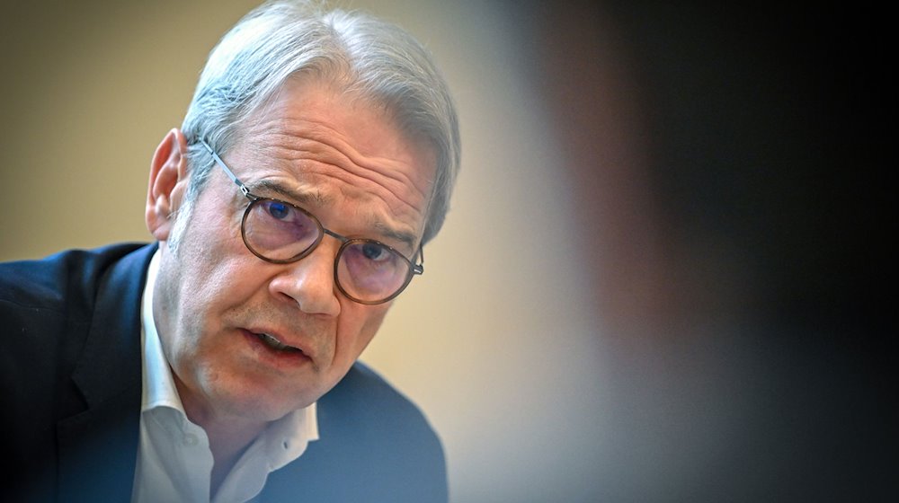 Georg Maier (SPD), Innenminister in Thüringen, nimmt an einer Pressekonferenz teil. / Foto: Patrick Pleul/dpa