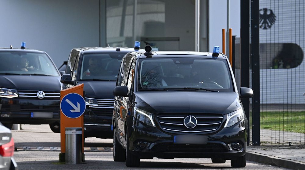 Fahrzeuge der Polizei verlassen das Gelände der Bundesanwaltschaft am Bundesgerichtshof in Karlsruhe. / Foto: Bernd Weißbrod/dpa