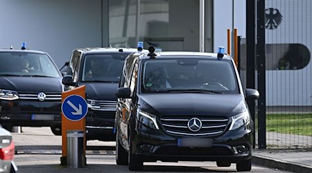 Fahrzeuge der Polizei verlassen das Gelände der Bundesanwaltschaft am Bundesgerichtshof in Karlsruhe. / Foto: Bernd Weißbrod/dpa