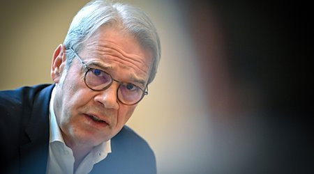 Georg Maier (SPD), Innenminister in Thüringen, nimmt an einer Pressekonferenz teil. / Foto: Patrick Pleul/dpa