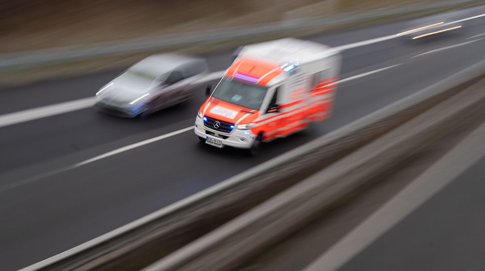 Ein Rettungswagen fährt über eine Autobahn zu einem Einsatz. / Foto: Julian Stratenschulte/dpa