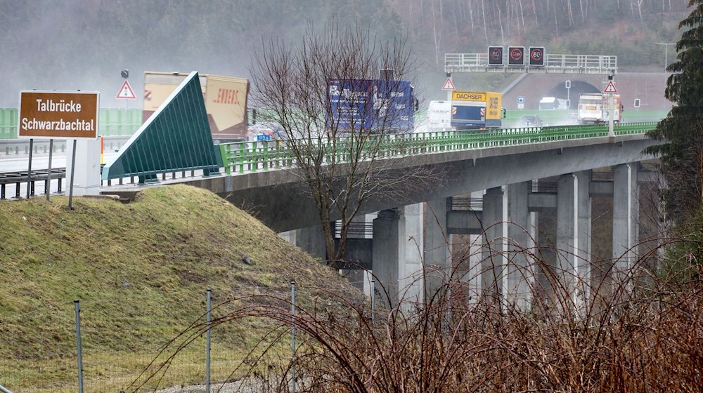 Fahrzeuge fahren auf der Autobahn A71 über die Talbrücke Schwarzbachtal in den Tunnel Alte Burg. / Foto: Michael Reichel/dpa-Zentralbild/dpa